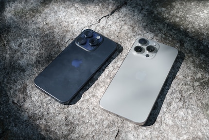 L'iPhone blu scuro è sensibile allo sporco. Sul telaio più chiaro, le impronte digitali sono molto meno visibili.