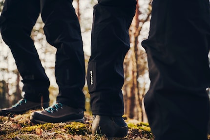 I riflettori sono spesso incorporati nei pantaloni, nelle giacche o in altri capi di abbigliamento outdoor.