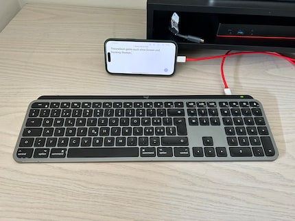 Per scrivere più in fretta, puoi collegare una tastiera direttamente all’iPhone.