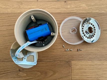 La batteria di Poldina Pro è posizionata nella «testa» della lampada, qui in blu.