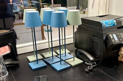 Queste lampade Poldina aspettano di essere utilizzate in un ristorante in Italia.