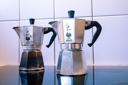 A destra: la nuova Bialetti da sei tazze, usata due o tre volte; a sinistra: la vecchia e buona Bialetti da tre tazze, usata circa 2000 o 3000 volte.