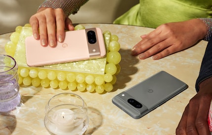 Il Google Pixel 8 è disponibile in rosa e grigio.