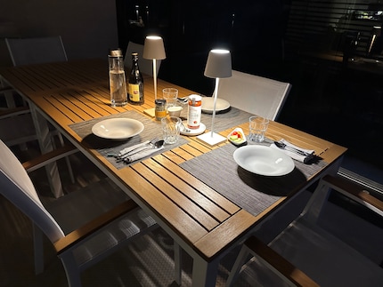 Poldina Pro illumina il tavolo del patio durante una cena in famiglia.
