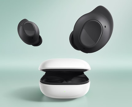 Le Buds FE sono dotate di un touchpad ovale e di inserti in silicone.