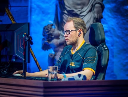 Prima di un torneo, Ørjan studia le condizioni di gioco e naturalmente il suo avversario.