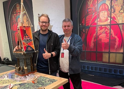 Ørjan insieme al padre e al trofeo per la vittoria del torneo Wololo V.