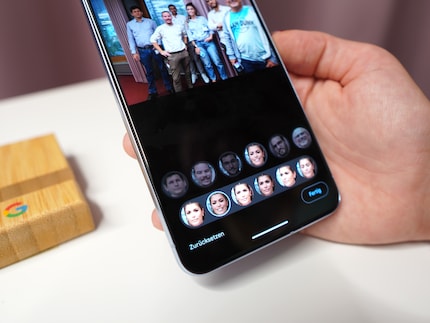 You can select the ideal facial expression for each person in the group photo.