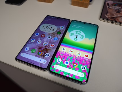 The screen of the Pixel 8 Pro (right) is significantly brighter than that of the Pixel 7 Pro.