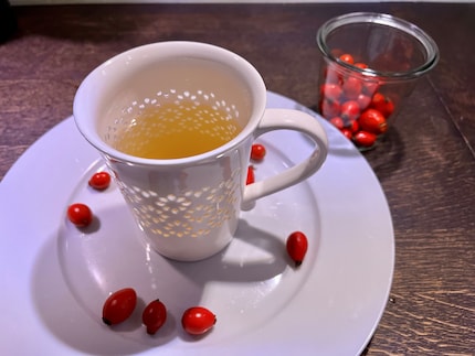 Tè alla rosa canina fatto in casa: sebbene il tè prodotto in casa sia molto più chiaro di quello delle bustine acquistate, ha un sapore molto più intenso.