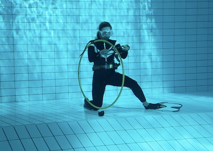 Per questo esercizio a 4,50 metri di profondità nella vasca di immersione, bisogna trattenere il respiro per un minuto.