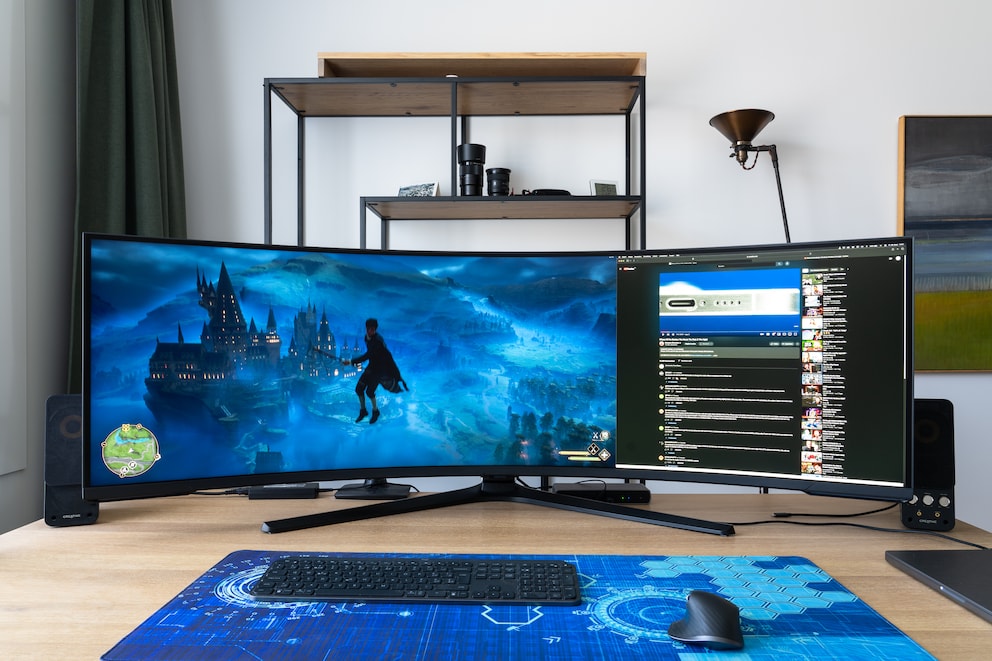 The Neo G9 can be divided into two virtual monitors, here in a ratio of 2:1. On the left my PC provides the image, on the right the MacBook. You can also connect both sides to the same device.