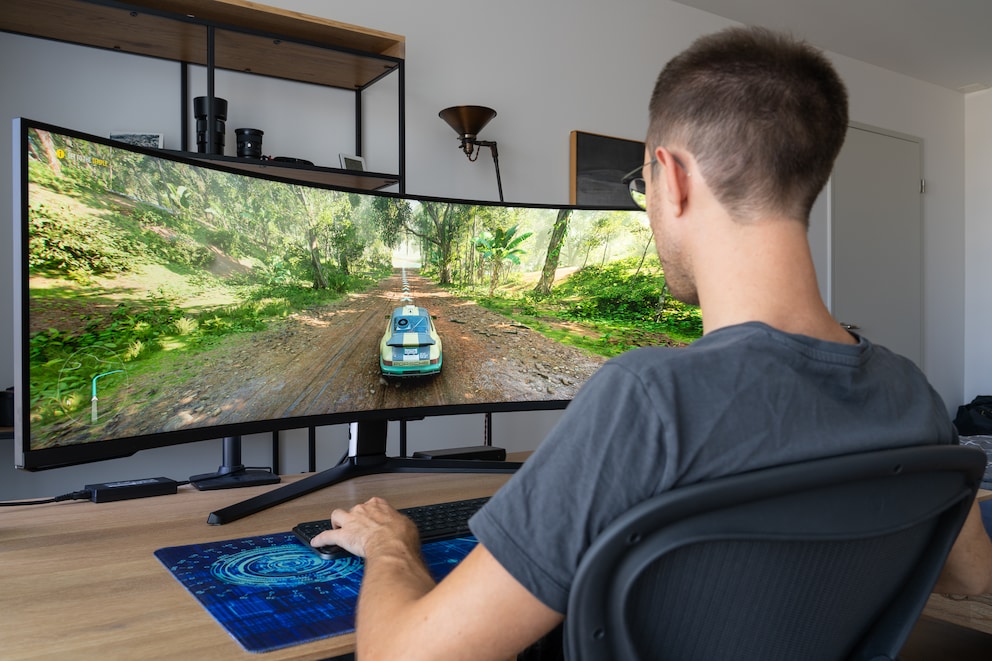 The huge widescreen display wraps around me, making for an immersive gaming experience in simulations and racing games – provided your computer delivers enough frames per second.