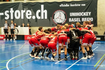 ... mentre i giocatori dell'Unihockey Basel Regio festeggiano esuberanti la vittoria.