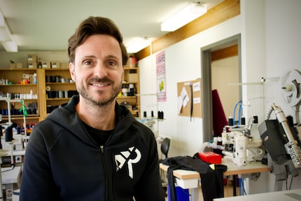 Il fondatore dell'azienda Michael Ingram nell'atelier di produzione a Marly.