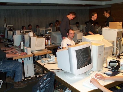 Tanto beige invece di RBG: nei primi anni, gli schermi CRT e i case ingombranti dominano i LAN party.