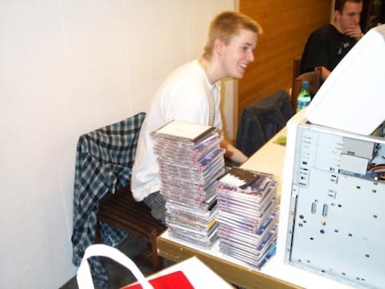 I giocatori si portavano dietro pile di CD e altri supporti di dati ai LAN party.