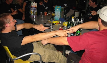 L'alcol scorre a fiumi eppure i LAN party sono pacifici da decenni, praticamente senza eccezioni.