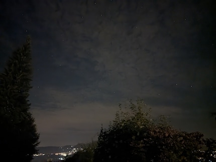 Il cielo notturno è molto romantico con l'astrofotografia. Mancano solo le stelle cadenti.