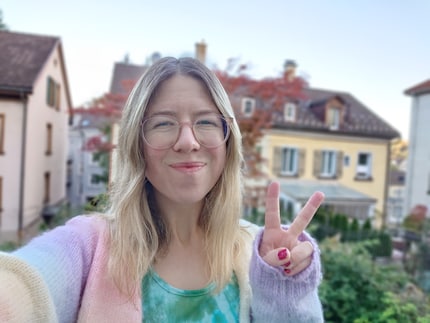 Selfies are very good too. You will notice some inconsistencies with the artificial bokeh in my hair though.