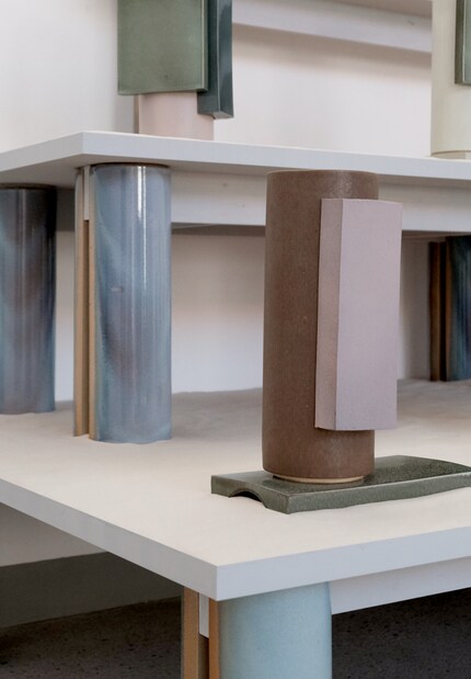 Gli oggetti funzionali di Ronan ed Erwan Bouroullec sono ornati ciascuno da una piastrella.