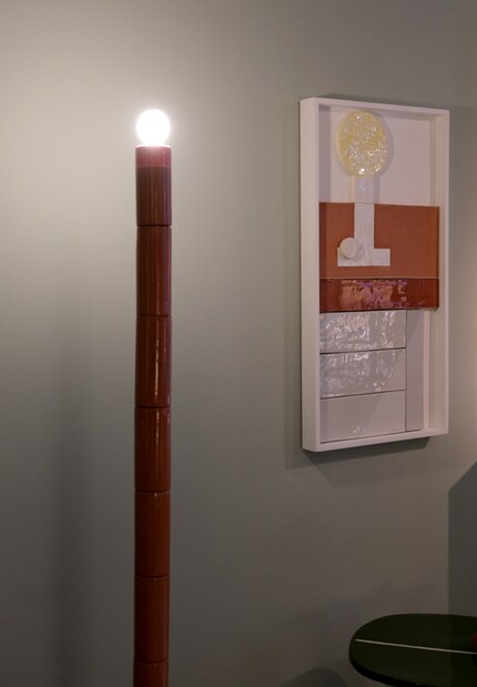 La lampada da terra «Lampadaire» di Stéven Coëffic è composta da moduli di piastrelle.