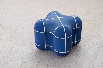Le piastrelle in ceramica di Max Lamb colpiscono per la loro silhouette morbida.