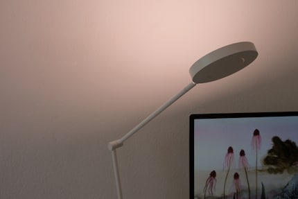On a desk or chest of drawers, the « Sun@Home Office Light» has a sober look and lights up harmoniously.