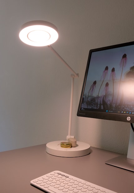 It has two light rings and is height-adjustable.