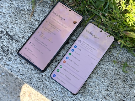L'Honor 90 (a destra) è facile da leggere anche sotto il sole. Accanto, il Pixel 7 Pro per un confronto.