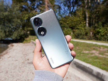Il retro scintillante e leggermente ruvido dell'Honor 90.