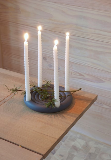 Le candele a spirale sono un'ottima soluzione per qualsiasi composizione, non importa quanto semplice.