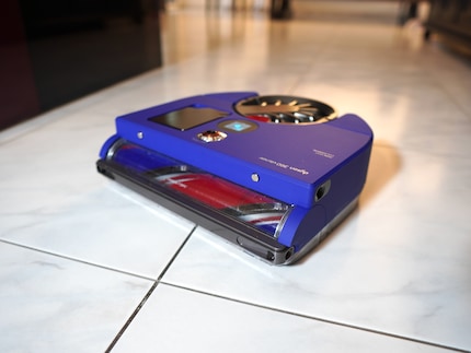 L'elegante robot aspirapolvere è immediatamente riconoscibile come un prodotto Dyson.