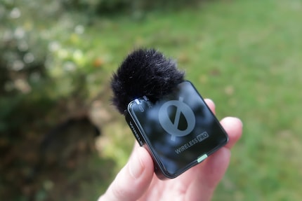 The transmitter with windshield: LEDs show whether it’s connected to the receiver and recording.