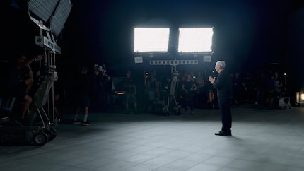Il set sembra quello di un film di Hollywood. Un'intera crew assicura le condizioni ottimali per l'iPhone.