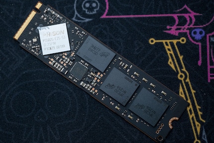 Il T500 ha due moduli NAND, ciascuno con 1 TB di memoria (rettangoli neri in basso). La memoria DRAM si trova sopra e il controller è visibile nella parte superiore dell'immagine.