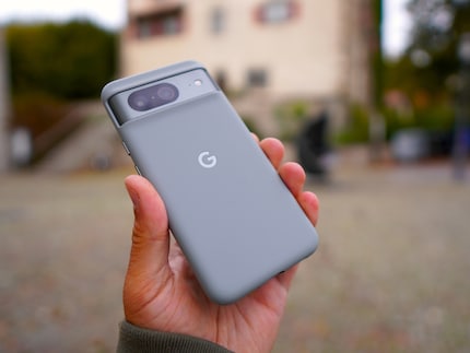 Il Pixel 8 sta benissimo in mano ed è molto comodo nell'uso quotidiano.