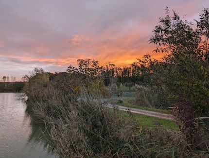 Il tramonto in tutti i suoi colori: scatto con il Pixel 8, non elaborato.