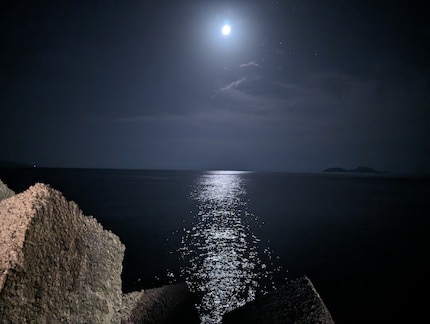 La luna sopra le isole Paximadia è messa in scena bene dall'IA.