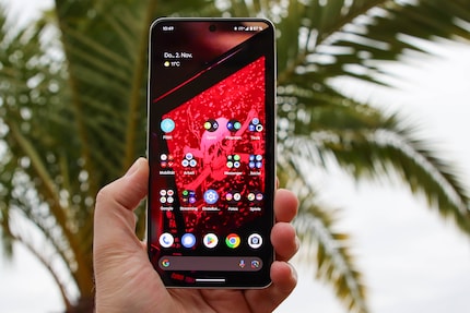 Il display del Pixel 8 Pro non ha più i bordi arrotondati ed è molto luminoso.