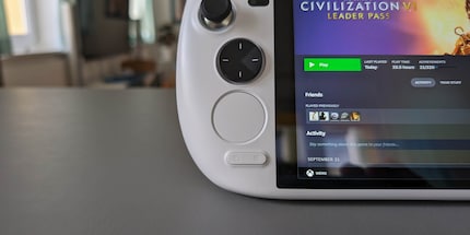 Oltre allo Steam Deck, l'Ayaneo KUN è uno degli unici palmari con trackpad.