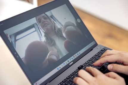 Vermi mostruosi al lavoro: non si dovrebbe digitare durante una videochiamata. Questo potrebbe davvero spaventare gli altri.