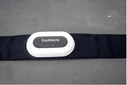Cardiofrequenzimetro HRM-Pro Plus di Garmin: leva la cornice bianca, ruota il coperchio in senso antiorario e sostituisci la batteria.  Fatto.
