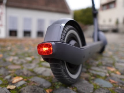 The motor is integrated directly into the rear wheel. The rear light shines brighter when you brake.