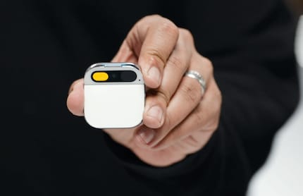 The badge can automatically recognise and translate foreign languages.