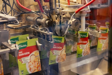 Anche le buste di zuppa vengono riempite in un attimo.