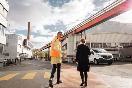 Daniel Lötscher mi guida attraverso la sede Knorr fino all'edificio di produzione.