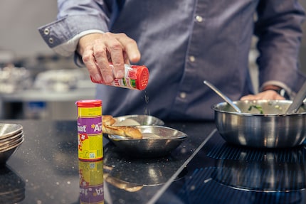 Josef Tschigg condisce la crema di spinaci e il pane all'aglio con peperoncino e aglio in polvere...