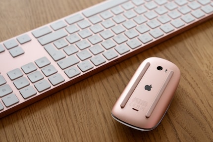 Un connettore Lightning sul lato inferiore di un mouse nel 2023. Ok, Apple.