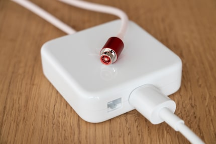 Elegante: la connessione LAN è integrata nel blocco di alimentazione. Il collegamento del cavo di alimentazione, che si collega magneticamente alla presa, è uno sviluppo proprietario di Apple. 
